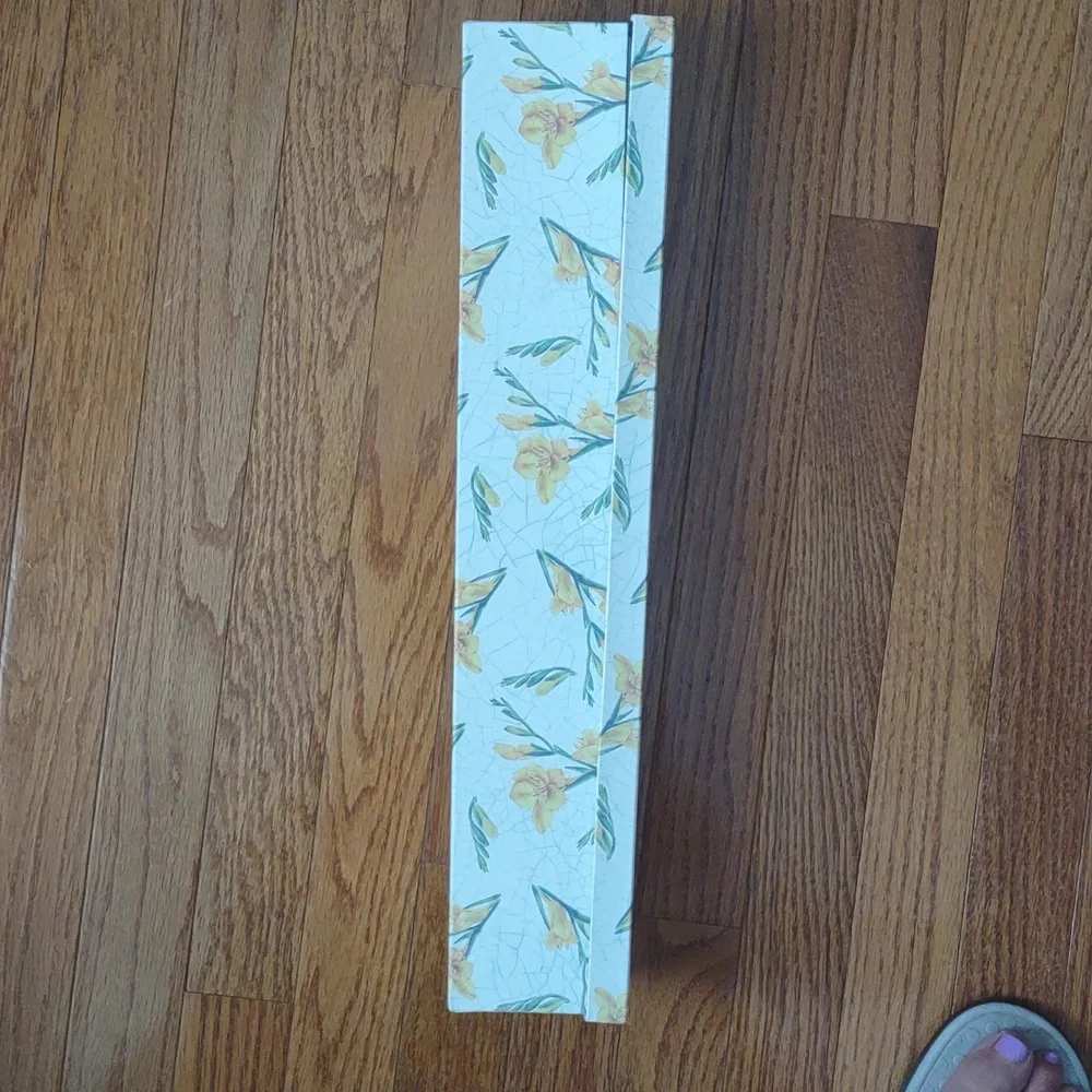 Asquith & Somerset drawer liner. freesia pattern